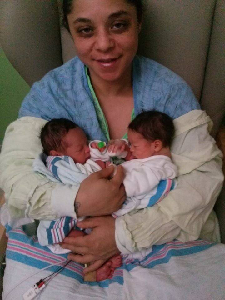 IL twins newborn with mom