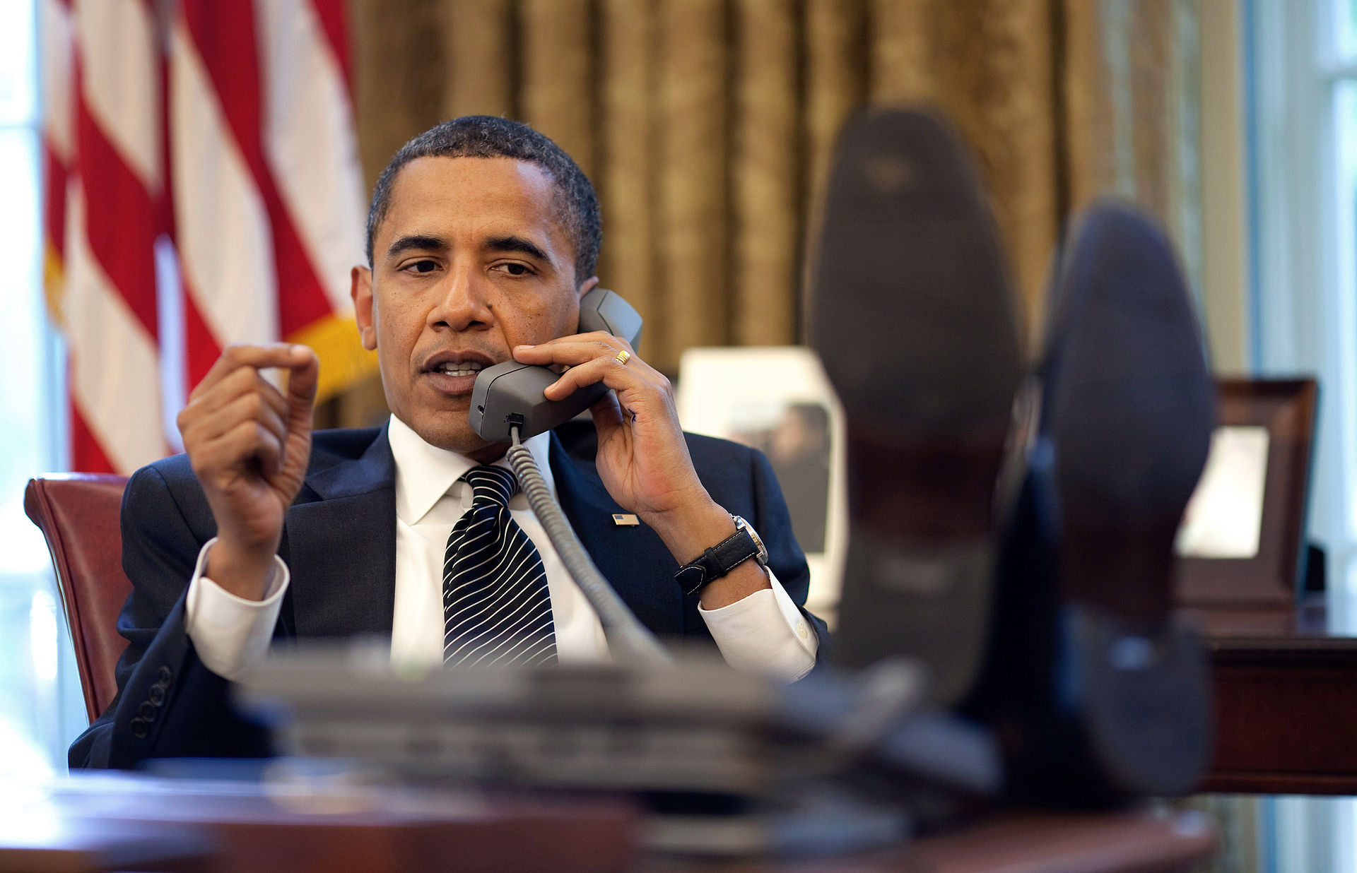 Barack_Obama_on_phone