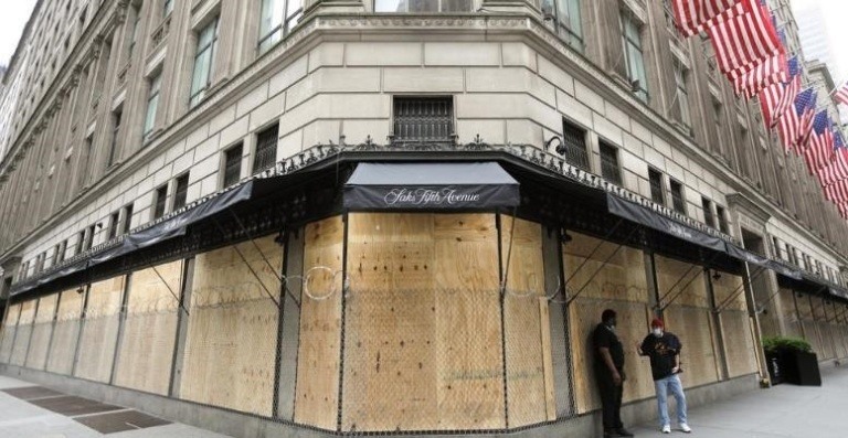 saks-5th-avenue-boarded-up-768x397